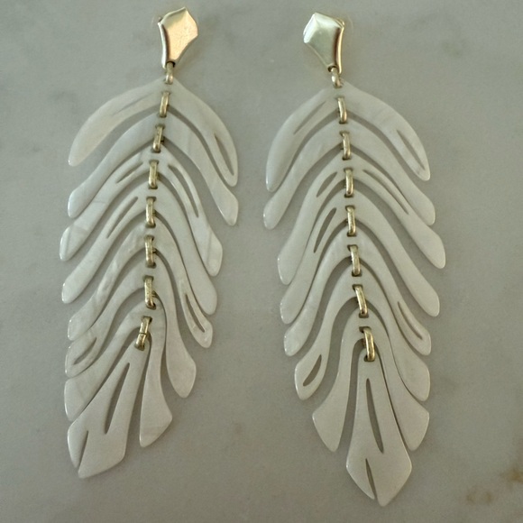 Kendra Scott Lotus Earrings - Picture 1 of 1